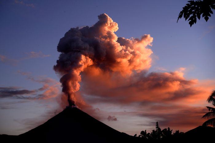 Volcano facts | National Geographic Kids Volcano and earthquake updates